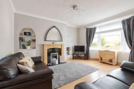 Crewe - 2 Bed, Free Off Street Parking And Private Garden *