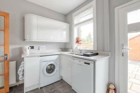 Crewe - 2 Bed, Free Off Street Parking And Private Garden *