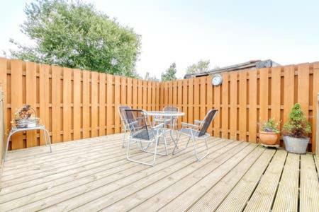 Crewe - 2 Bed, Free Off Street Parking And Private Garden