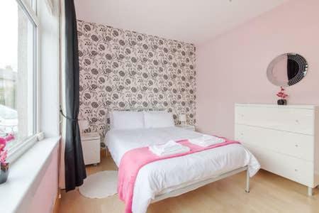 Crewe - 2 Bed, Free Off Street Parking And Private Garden Appartement *