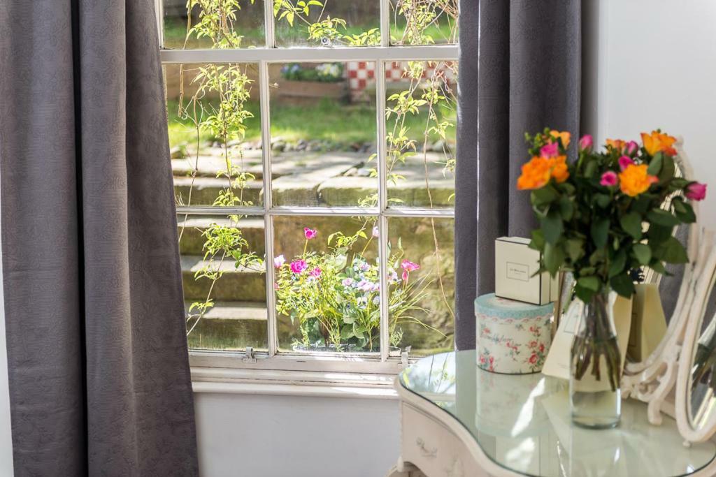 Vintage Apt, Pvt Garden, Wifi, New Town Apartment