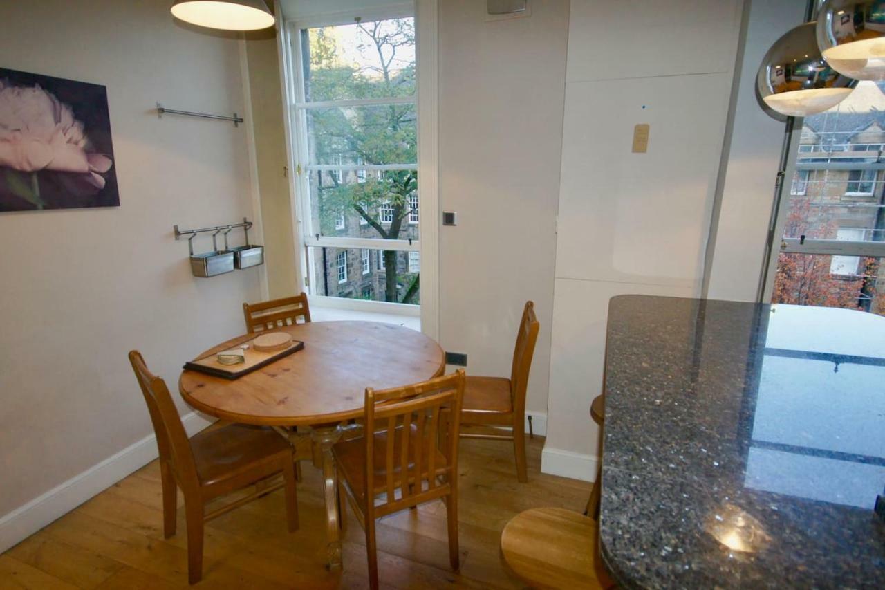 Spacious 2 Bed Next To Royal Mile & Waverley Edinburgh