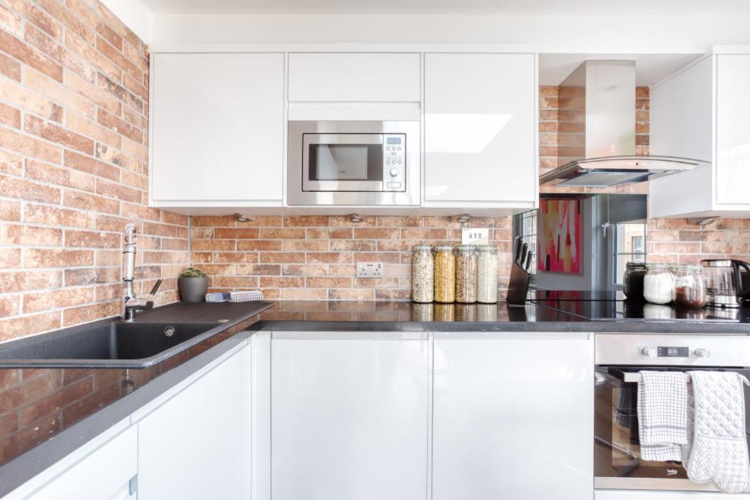 Bright 3 Bed Flat With Pool & Parking Appartement *