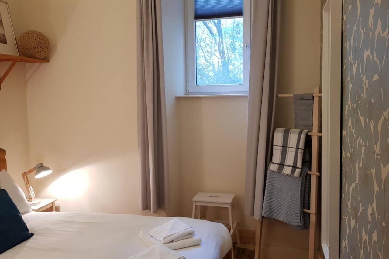 Apartment 3 Bedroom Next To Leafy Meadows *