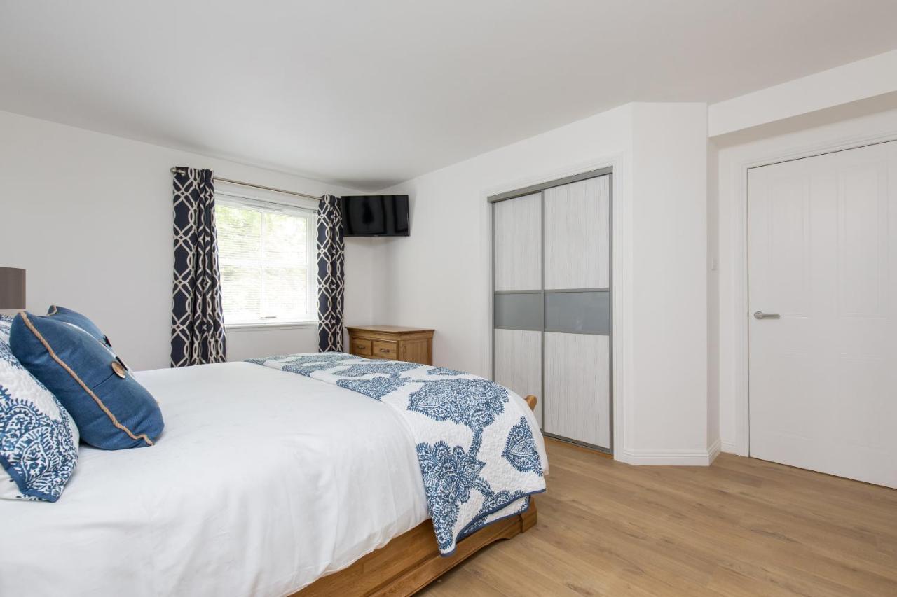 415 Lovely And 2 Bedroom With Secure Parking *