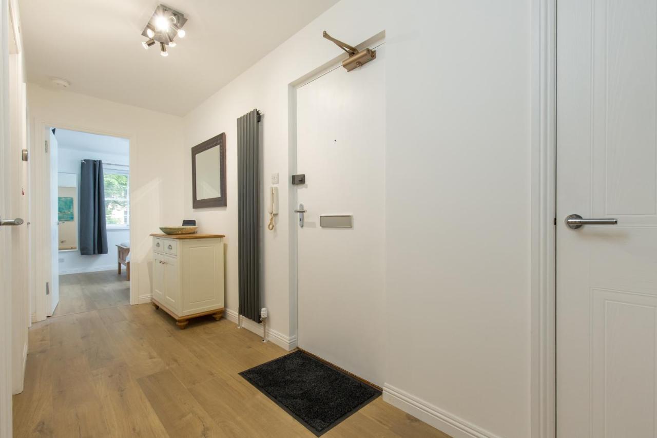 Apartment 415 Lovely And 2 Bedroom With Secure Parking *