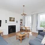 Spacious 4 Bedroom Apartment Near Meadows