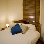 Newly Refurbed Home With Free Parking