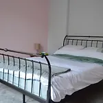 Comfortable 2 Bed Apartment In Blackford
