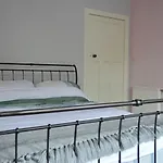 Comfortable 2 Bed Apartment In Blackford