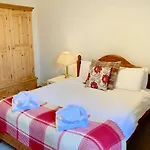 Spacious And Bright Polworth Flat