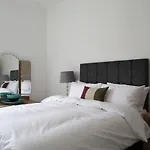 2 Bedroom Bruntsfield Apartment Sleeps 4