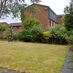 Comfortable 2 Bed Apartment In Blackford