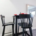 Stylish Royal Mile Apartment With Balcony