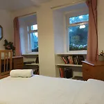 Central Victorian 3 Bedroom Apartment With Free Parking And Private Garden