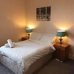 Central Victorian 3 Bedroom Apartment With Free Parking And Private Garden