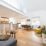Edinburgh Modern 3-Storey 3-Bedroom City Apartment