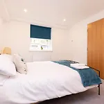 Edinburgh Modern 3-Storey 3-Bedroom City Apartment