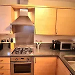Elegant 2 Bedroom City Centre Apartment - Free Parking - Private Balcony - Stunning Views