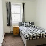 Simple 2Bed Flat In Edinburgh.