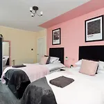 Stylish 3 Bed Edinburgh Abode-Parking And Garden