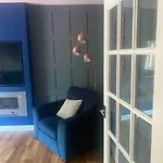 Lovely 2 Bedroom With Private Garden