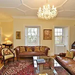 Ramsay Garden - Spacious 3-Bedroom Apartment Next To Edinburgh Castle