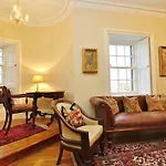 Ramsay Garden - Spacious 3-Bedroom Apartment Next To Edinburgh Castle