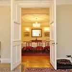 Ramsay Garden - Spacious 3-Bedroom Apartment Next To Edinburgh Castle