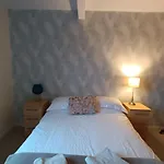 Large 3 Bedroom Apartment/Flat In Ideal Location