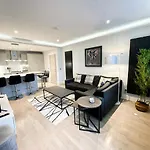 Modern 3 Bedroom Apartment, West End
