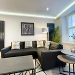 Modern 3 Bedroom Apartment, West End
