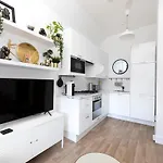 Joivy Bright And Modern Flat With Desk