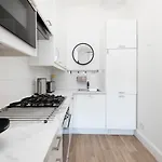 Joivy Bright And Modern Flat With Desk