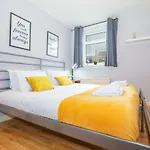 Beautiful 4 Bedroom Cottage - Ideal Location - Free Parking