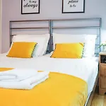 Beautiful 4 Bedroom Cottage - Ideal Location - Free Parking