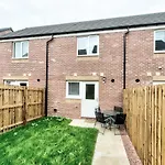 2-Bedroom Holiday Home With Private Garden & Parking