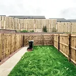 2-Bedroom Holiday Home With Private Garden & Parking