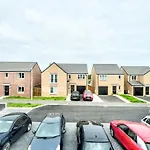 2-Bedroom Holiday Home With Private Garden & Parking