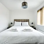 2-Bedroom Holiday Home With Private Garden & Parking
