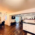 Luxe 4 Bedroom City Centre House
