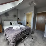 Lauderville Guest House