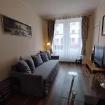 2 Bedrooms Flat Central Edinburgh, Sleeps 6, In The Shadow Of Holyrood Park And Arthur\'S Seat With Free Parking, Two Bed Rooms