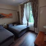 2 Bedrooms Flat Central Edinburgh, Sleeps 6, In The Shadow Of Holyrood Park And Arthur\'S Seat With Free Parking, Two Bed Rooms