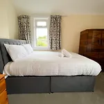 Damhead Cottage In Edinburgh With A Hot Tub