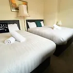 Damhead Cottage In Edinburgh With A Hot Tub