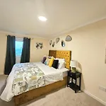 4 Bed House With 6 Beds