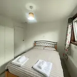 3 Bed Serviced Accommodation With Free Parking & Tram Stop, 10 Minutes From Airport And Center