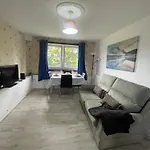 3 Bed Serviced Accommodation With Free Parking & Tram Stop, 10 Minutes From Airport And Center