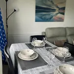 3 Bed Serviced Accommodation With Free Parking & Tram Stop, 10 Minutes From Airport And Center